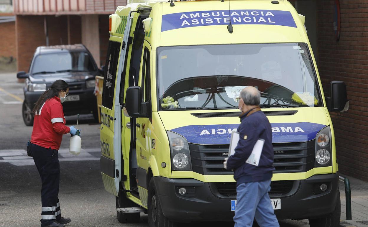 Labores de limpieza de una ambulancia, en la zona de Urgencias del Hospital Río Carrión, en la mañana de este lunes 20. 