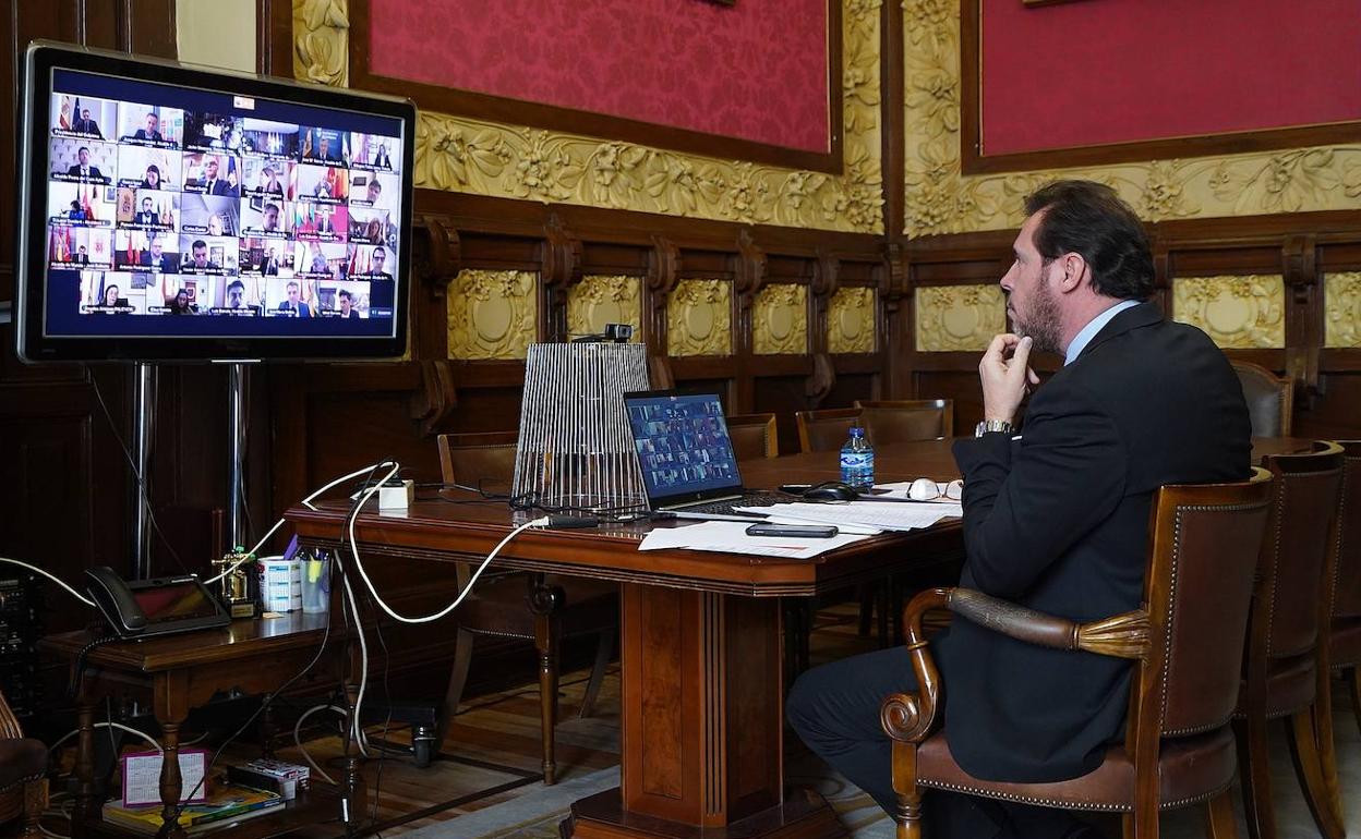 El alcalde, Óscar Puente, durante la reunión telemática del lunes de la FEMP con Pedro Sánchez.