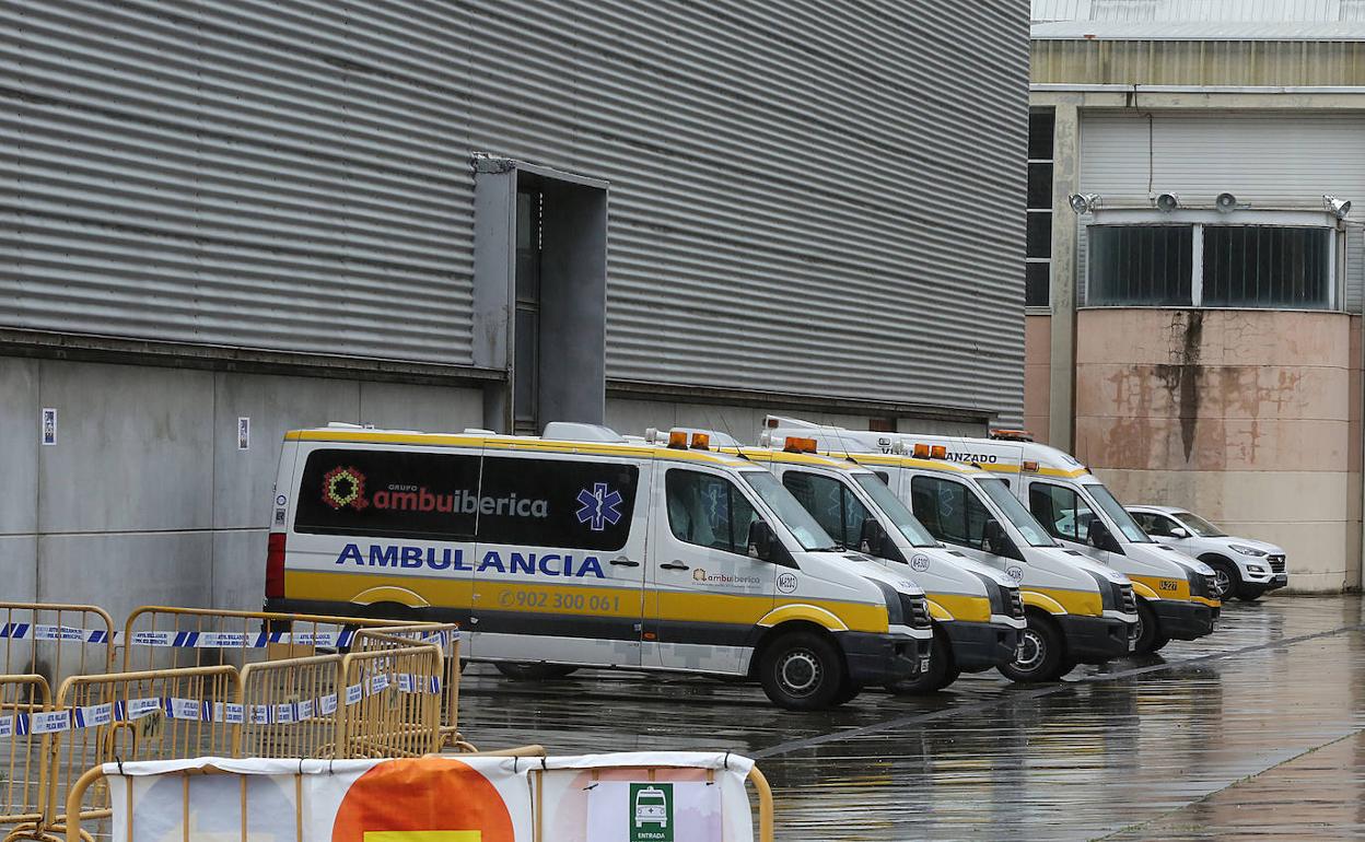 Hospital de la Feria de Valladolid, con sus ambulancias fuera. 