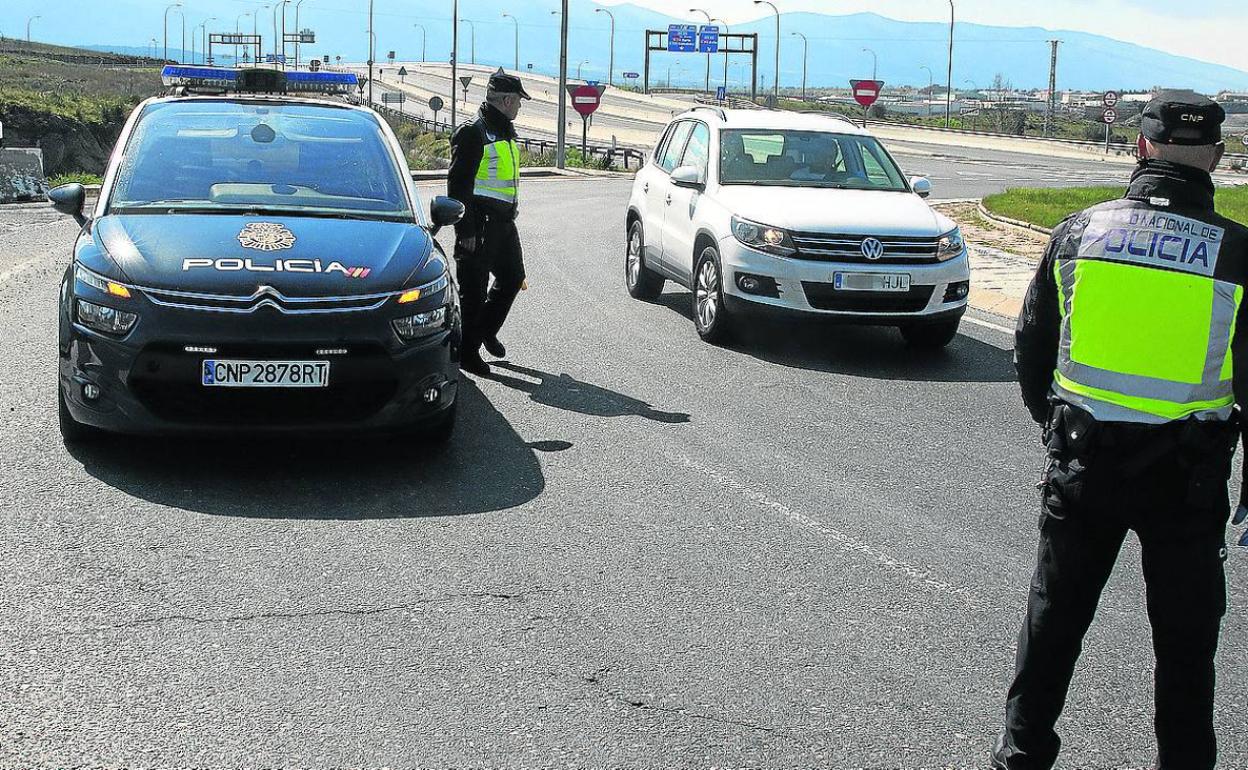 Dos policías nacionales controlan el cumplimiento de las restricciones de movilidad, ayer, en Segovia. 