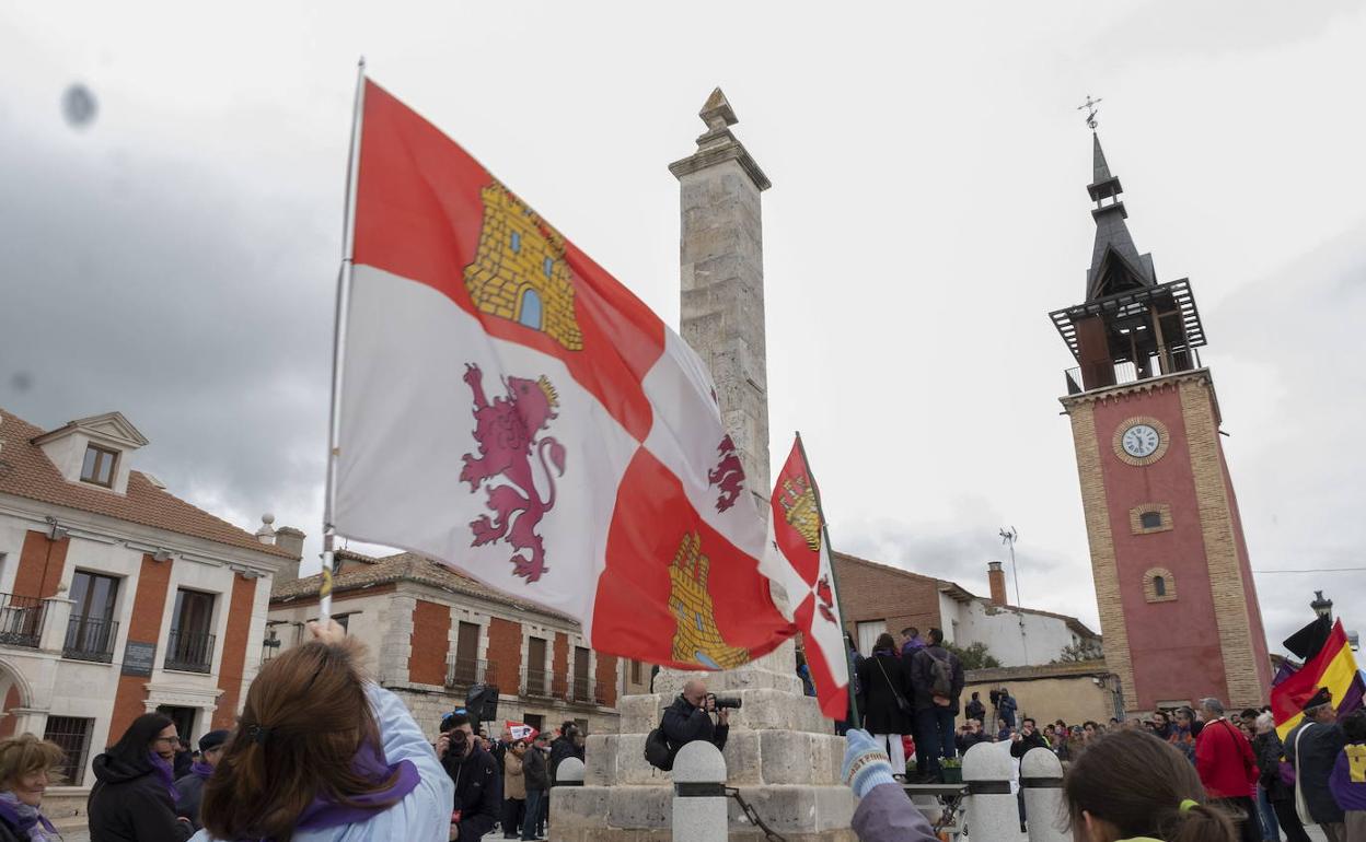 Ofrenda ante el Monolito en la edición de la fiesta de Villalar en 2019.