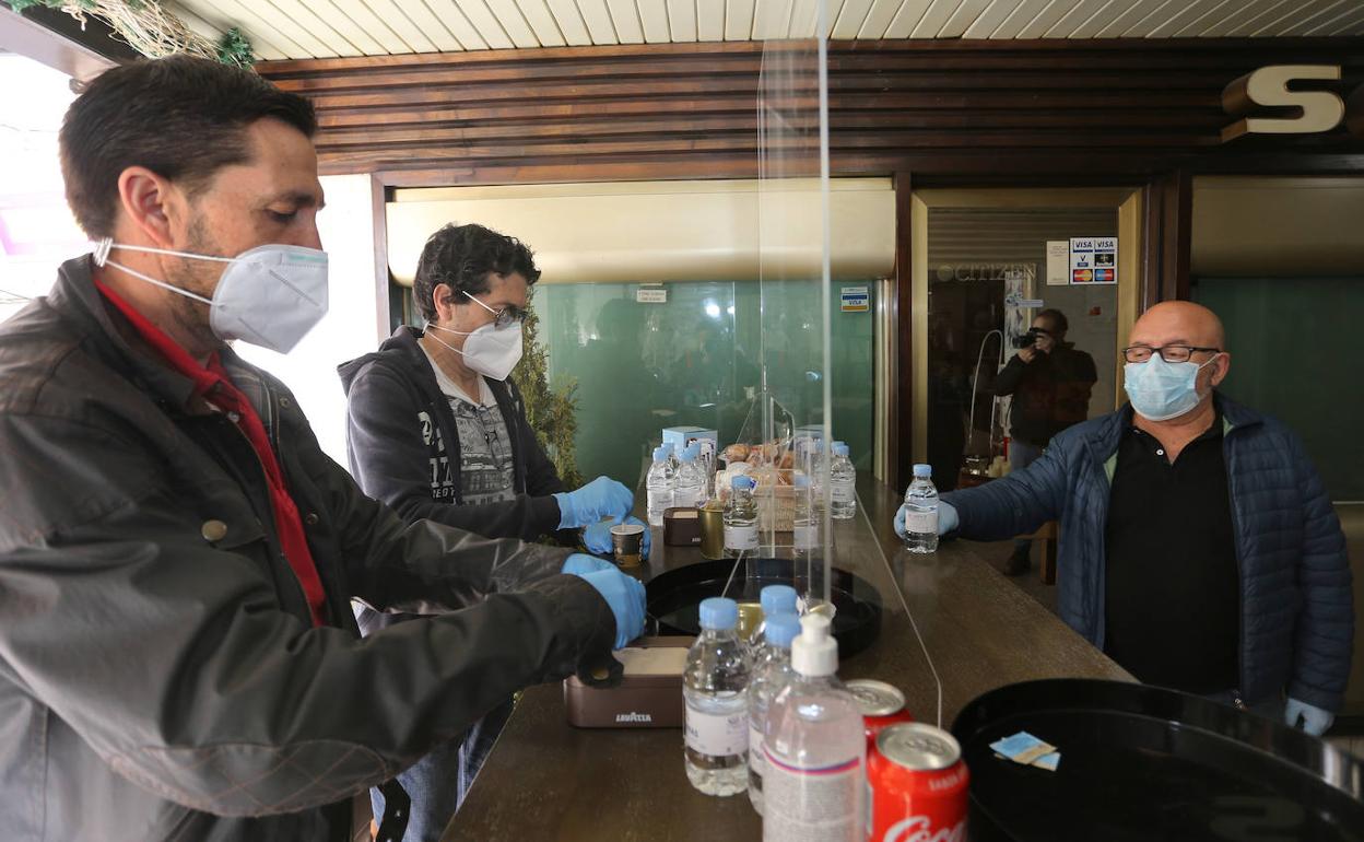 Dos personas se toman ayer el café solidario en La Galería.