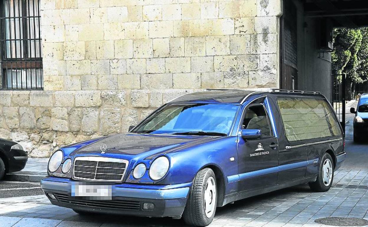Un coche fúnebre sale de la residencia San Bernabé.