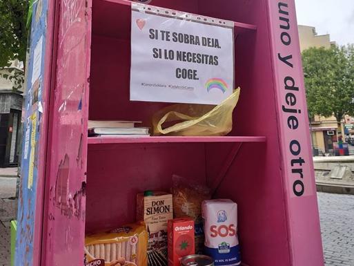 Una iniciativa particular crea un espacio para compartir productos básicos en el Barrio del Oeste