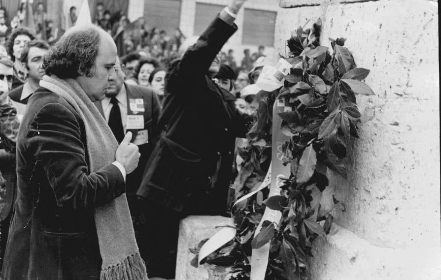 El poeta Luis López Alvarez en una ofrenda floral ante el monolito a los Comuneros en Villalar en 1983.