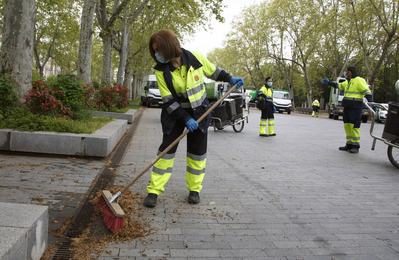 Imagen secundaria 2 - Cerca de 300 empleados del Servicio de Limpieza 'patrullan' cada día las calles de la ciudad. 