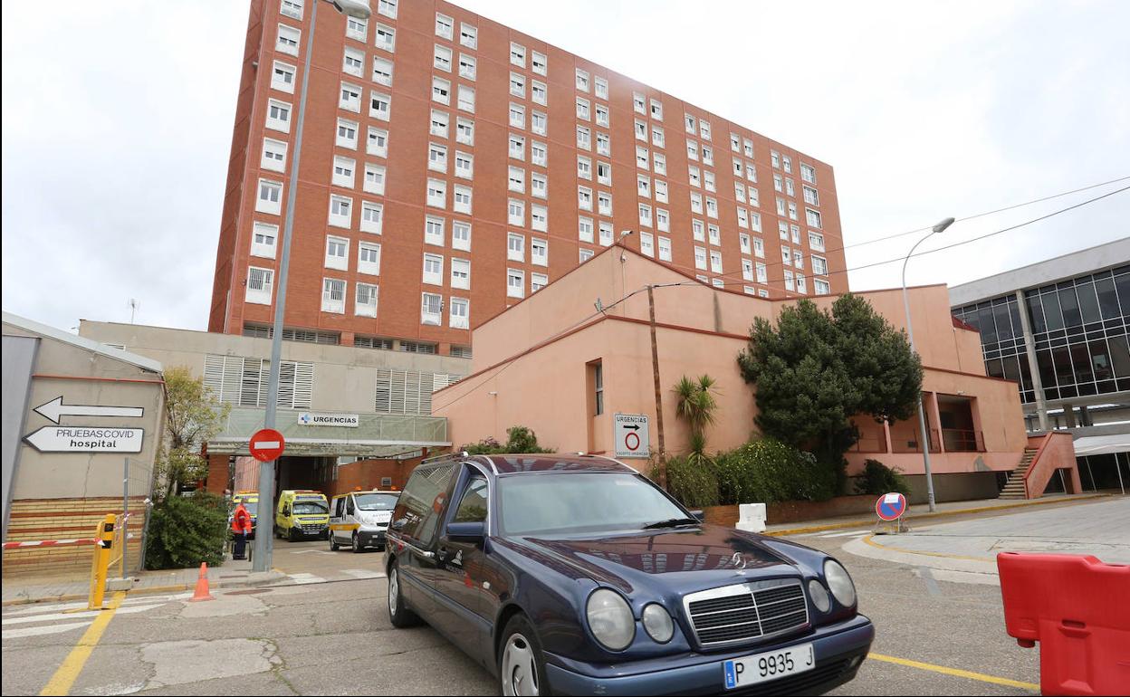 Un coche fúnebre sale del hospital Río Carrión.