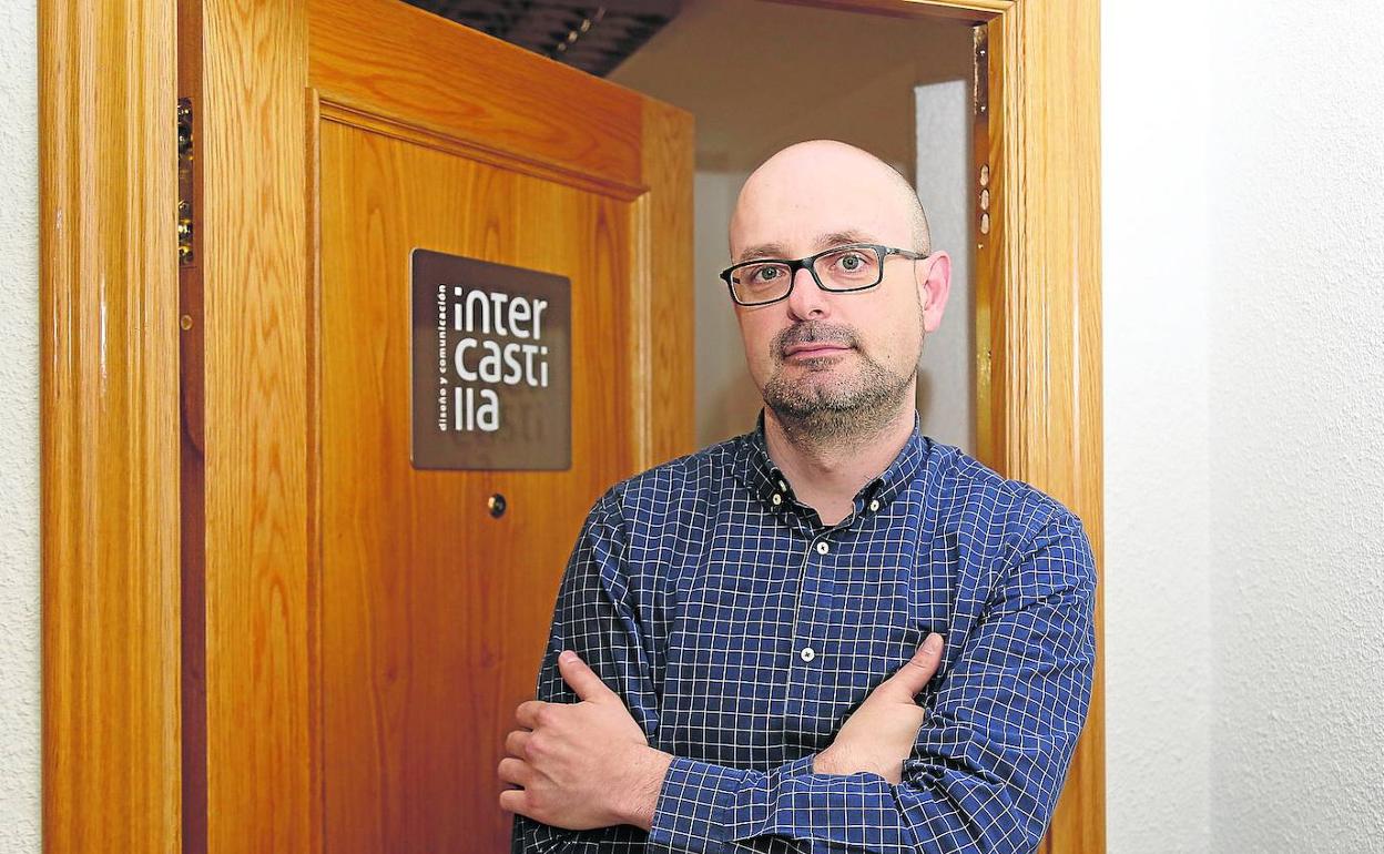Pedro Nieto, en su despacho de la empresa Intercastilla, aunque en estos momentos teletrabaja desde su domicilio. 