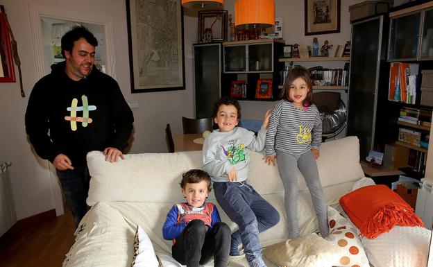 Rubén, con Iago, Vega y Álvar, en el salón de su casa. 