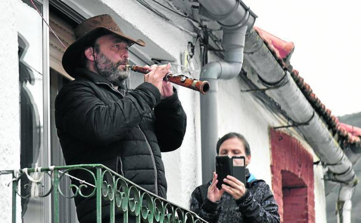 Coronavirus en Segovia: El cartero que todas las tardes toca la dulzaina