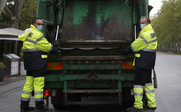 Imagen principal - Cerca de 300 empleados del Servicio de Limpieza 'patrullan' cada día las calles de la ciudad. 