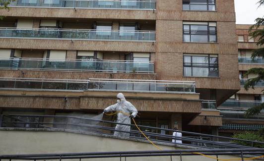Militares desinfectan las instalaciones de Cardenal Marcelo. 
