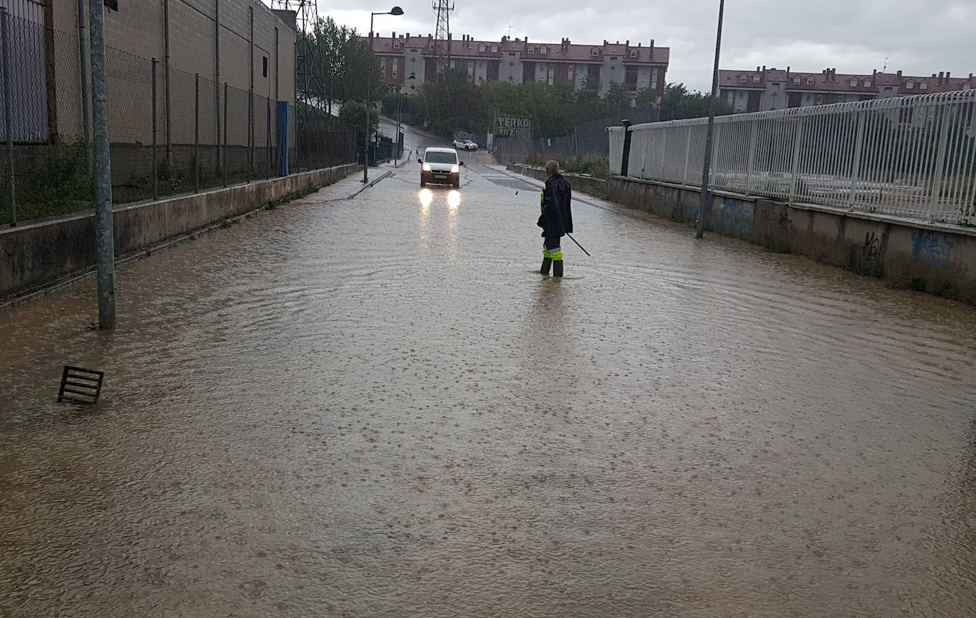 En Arroyo, donde la lluvia estuvo acompañada de granizo, los bomberos recibieron alrededor de una veintena de avisos por inundaciones de garajes y locales