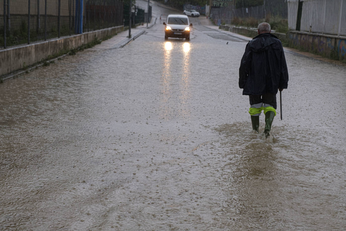 En Arroyo, donde la lluvia estuvo acompañada de granizo, los bomberos recibieron alrededor de una veintena de avisos por inundaciones de garajes y locales