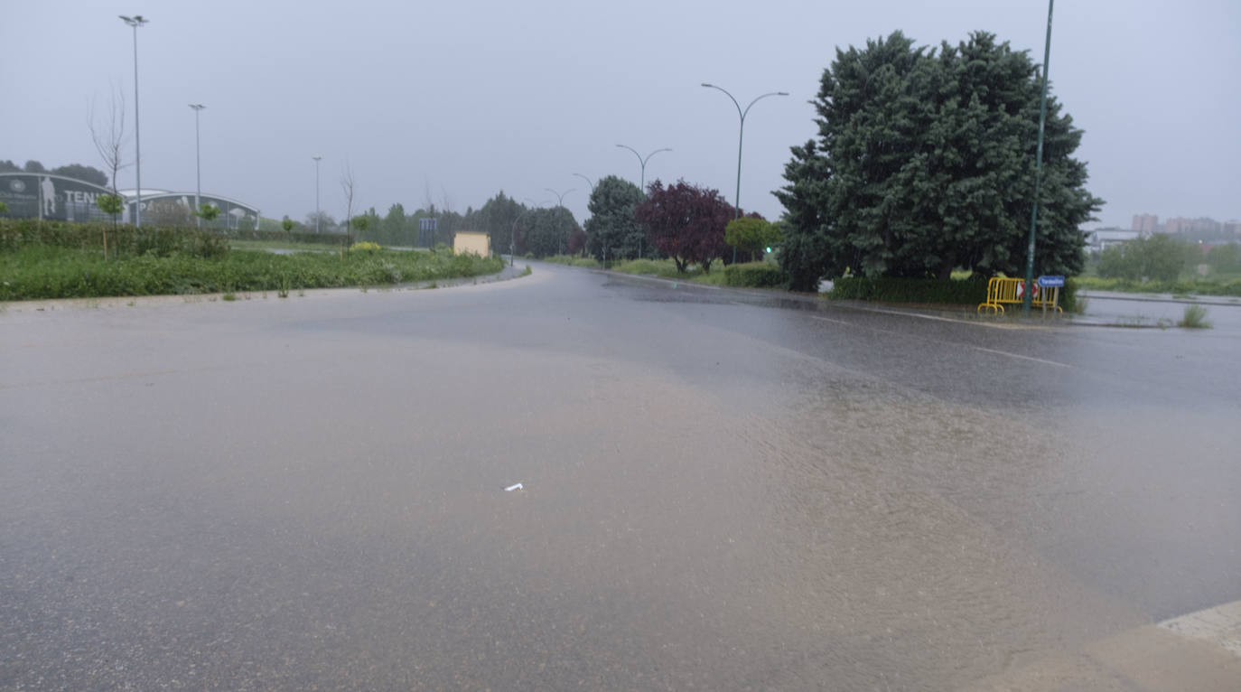 En Arroyo, donde la lluvia estuvo acompañada de granizo, los bomberos recibieron alrededor de una veintena de avisos por inundaciones de garajes y locales