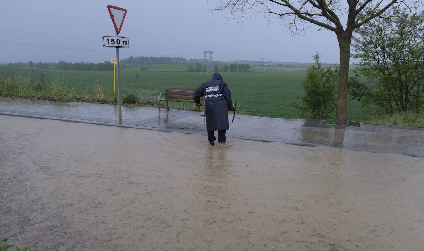 En Arroyo, donde la lluvia estuvo acompañada de granizo, los bomberos recibieron alrededor de una veintena de avisos por inundaciones de garajes y locales