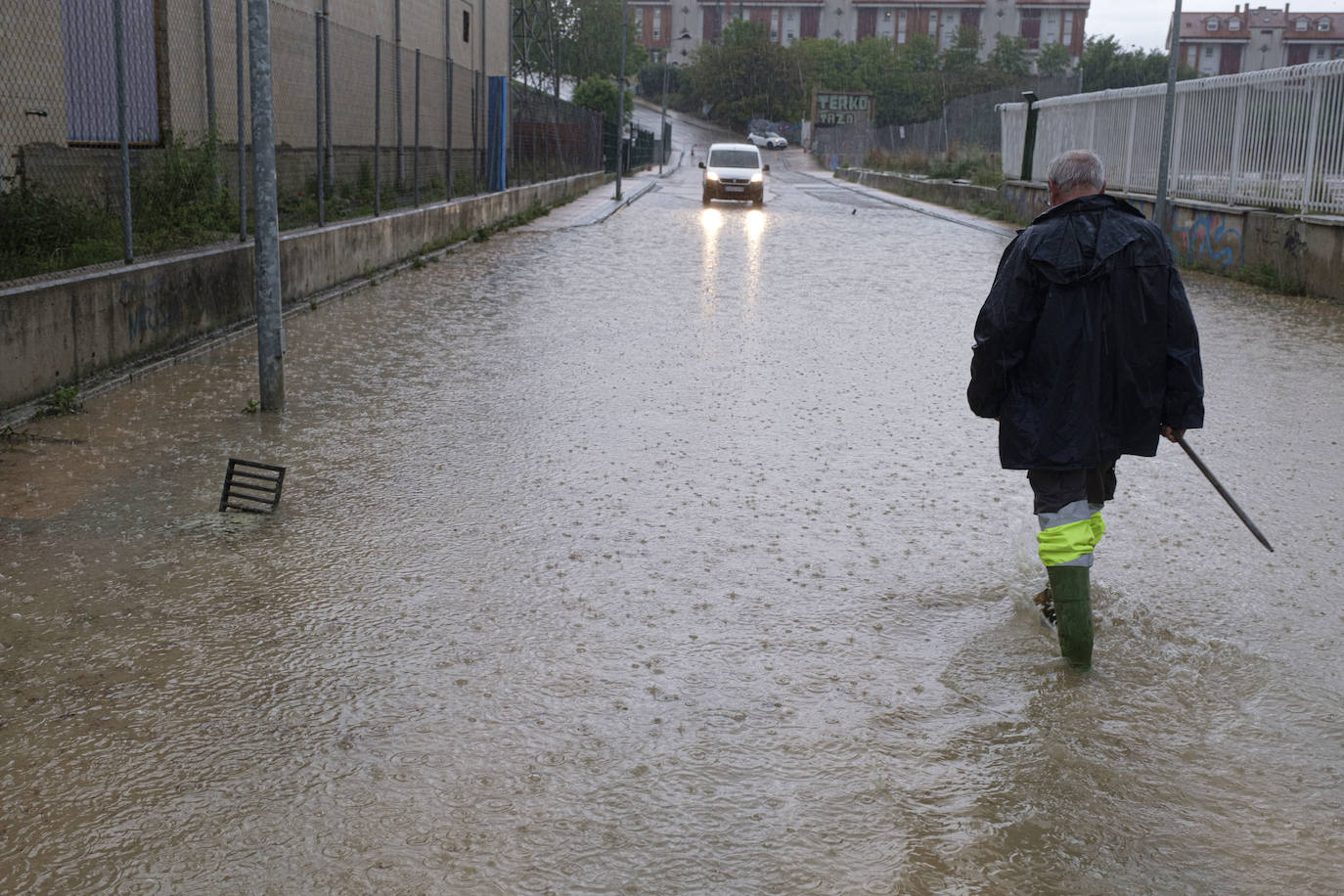 En Arroyo, donde la lluvia estuvo acompañada de granizo, los bomberos recibieron alrededor de una veintena de avisos por inundaciones de garajes y locales