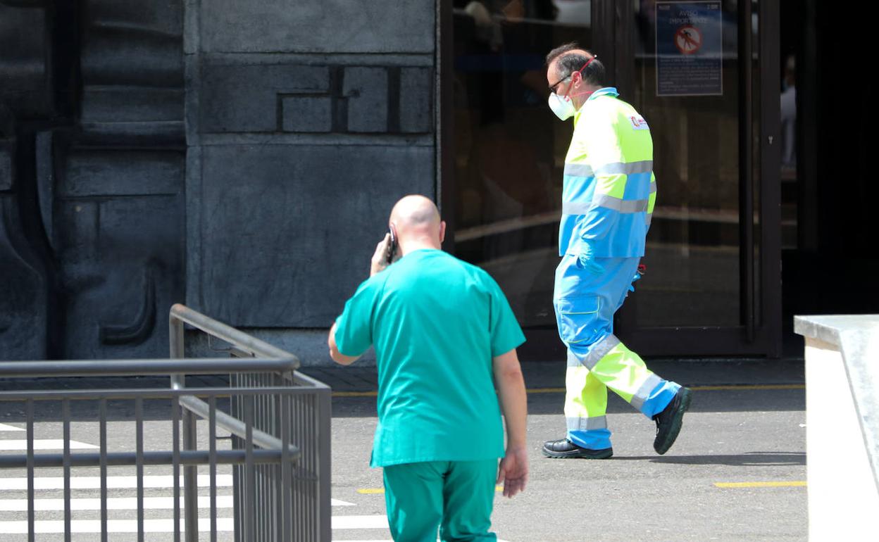 Profesionales sanitarios a las puertas del hospital de Salamanca.
