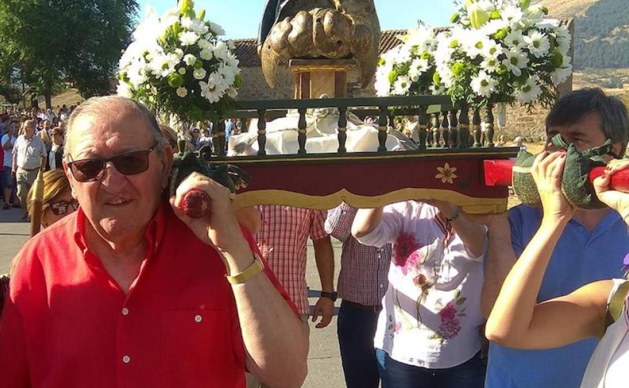 Esquifino, con la Virgen del Caloco en andas, en una foto de hace dos años. 