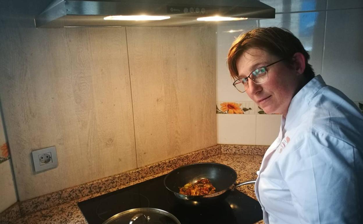 Yolanda Martín en la cocina de su casa, en Cogedes del Monte. 