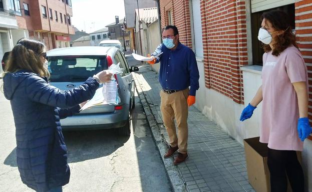 Pedrajas de San Esteban reparte mascarillas y geles desinfectantes a los cerca de 400 menores de 14 años empadronados