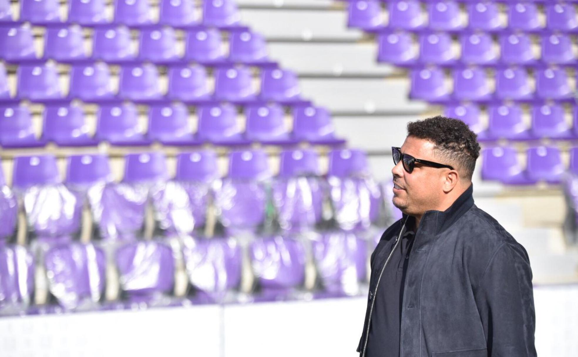 Ronaldo Nazário mira fijamente las gradas del estadio Zorrilla. 