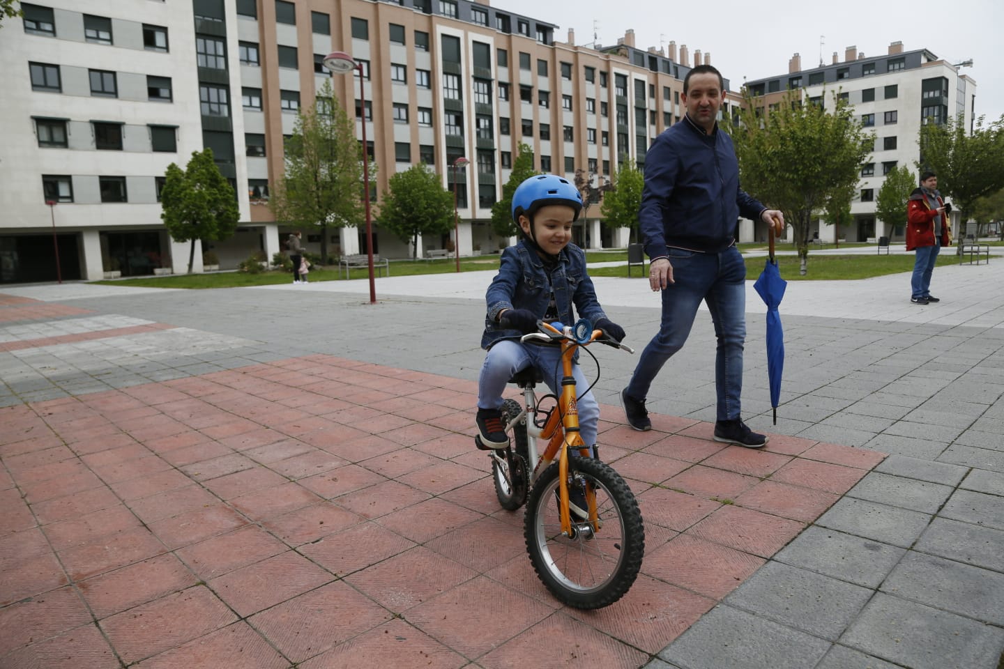 Fotos: Los niños de Valladolid salen a la calle después de mes y medio confinados