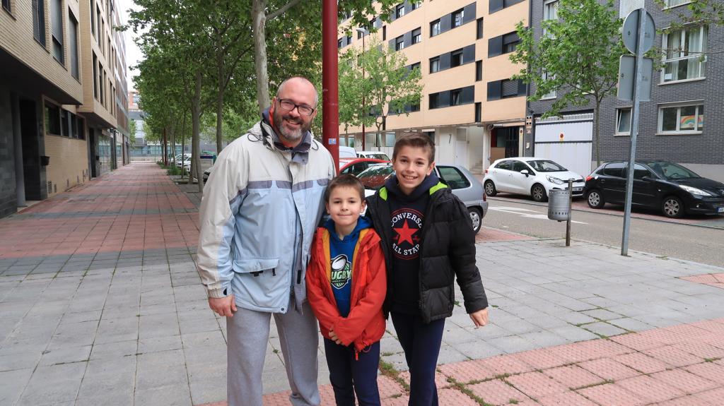 Fotos: Los niños de Valladolid salen a la calle después de mes y medio confinados