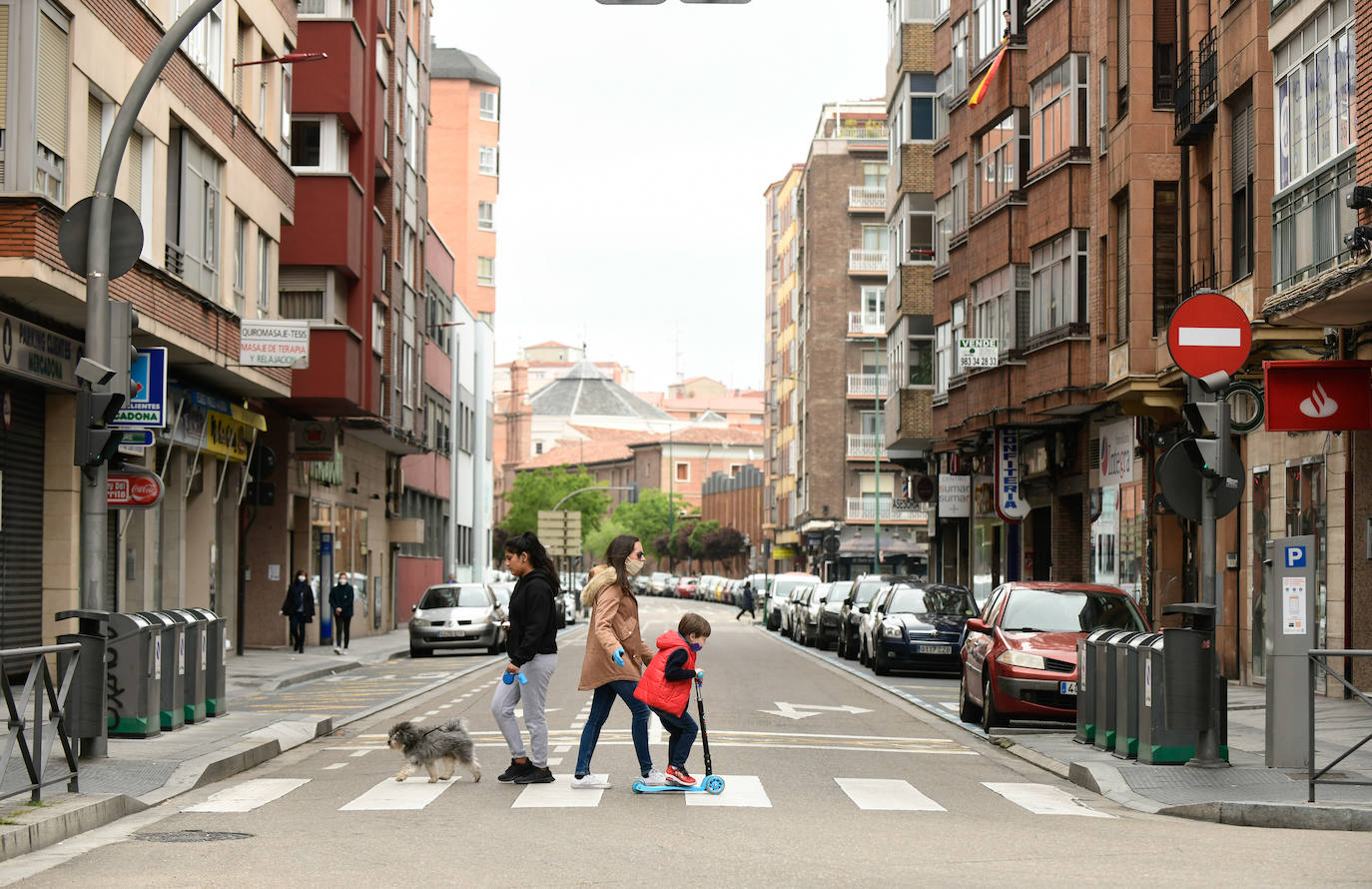 Fotos: Los niños de Valladolid salen a la calle después de mes y medio confinados