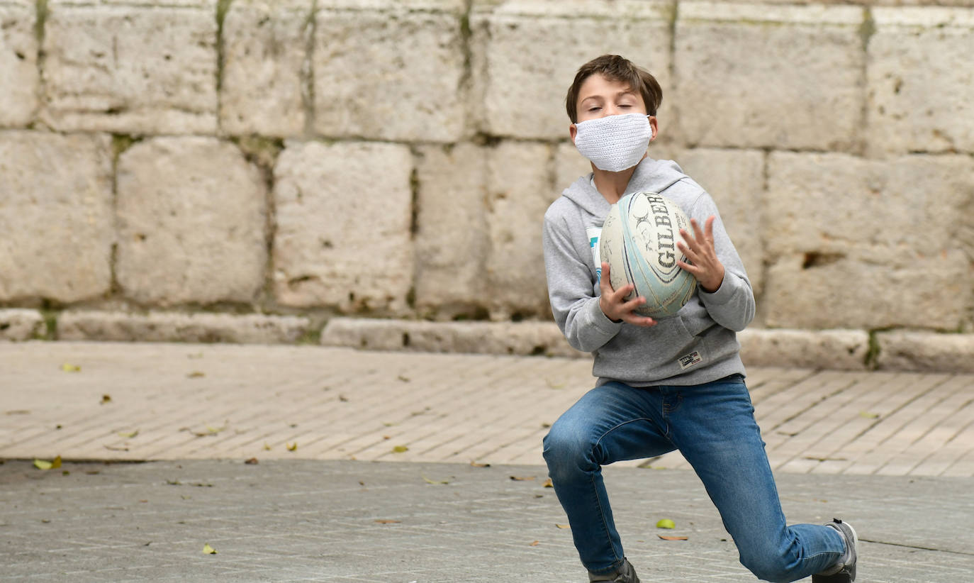 Fotos: Los niños de Valladolid salen a la calle después de mes y medio confinados