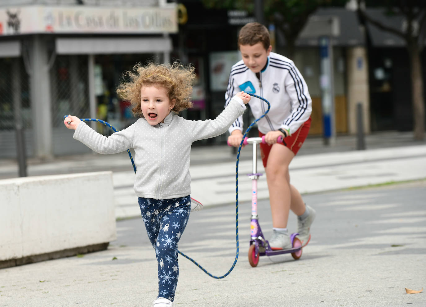 Fotos: Los niños de Valladolid salen a la calle después de mes y medio confinados