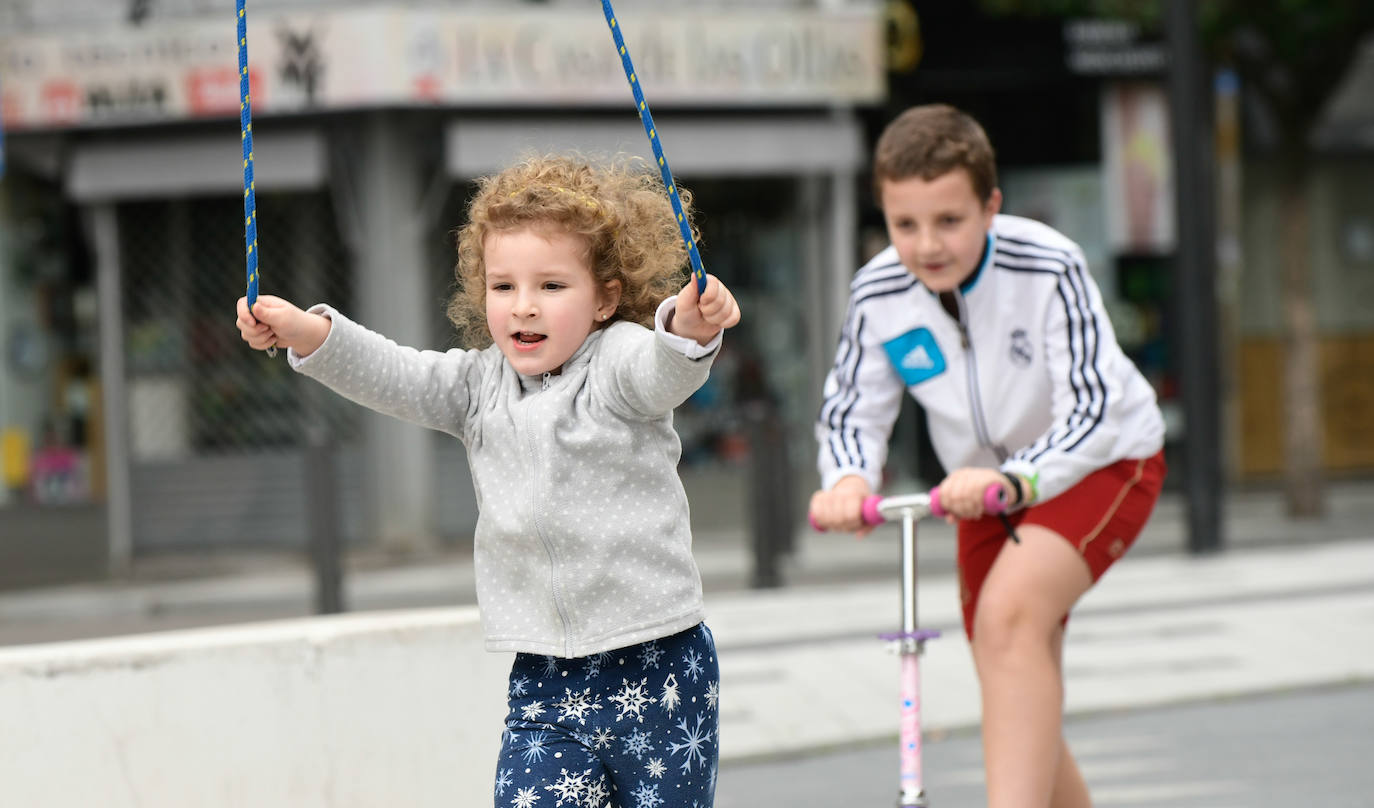 Fotos: Los niños de Valladolid salen a la calle después de mes y medio confinados