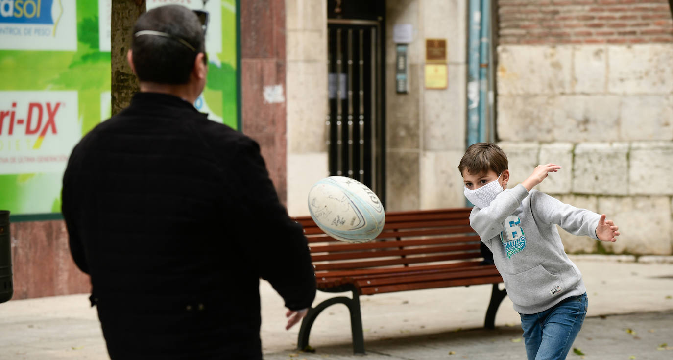 Fotos: Los niños de Valladolid salen a la calle después de mes y medio confinados