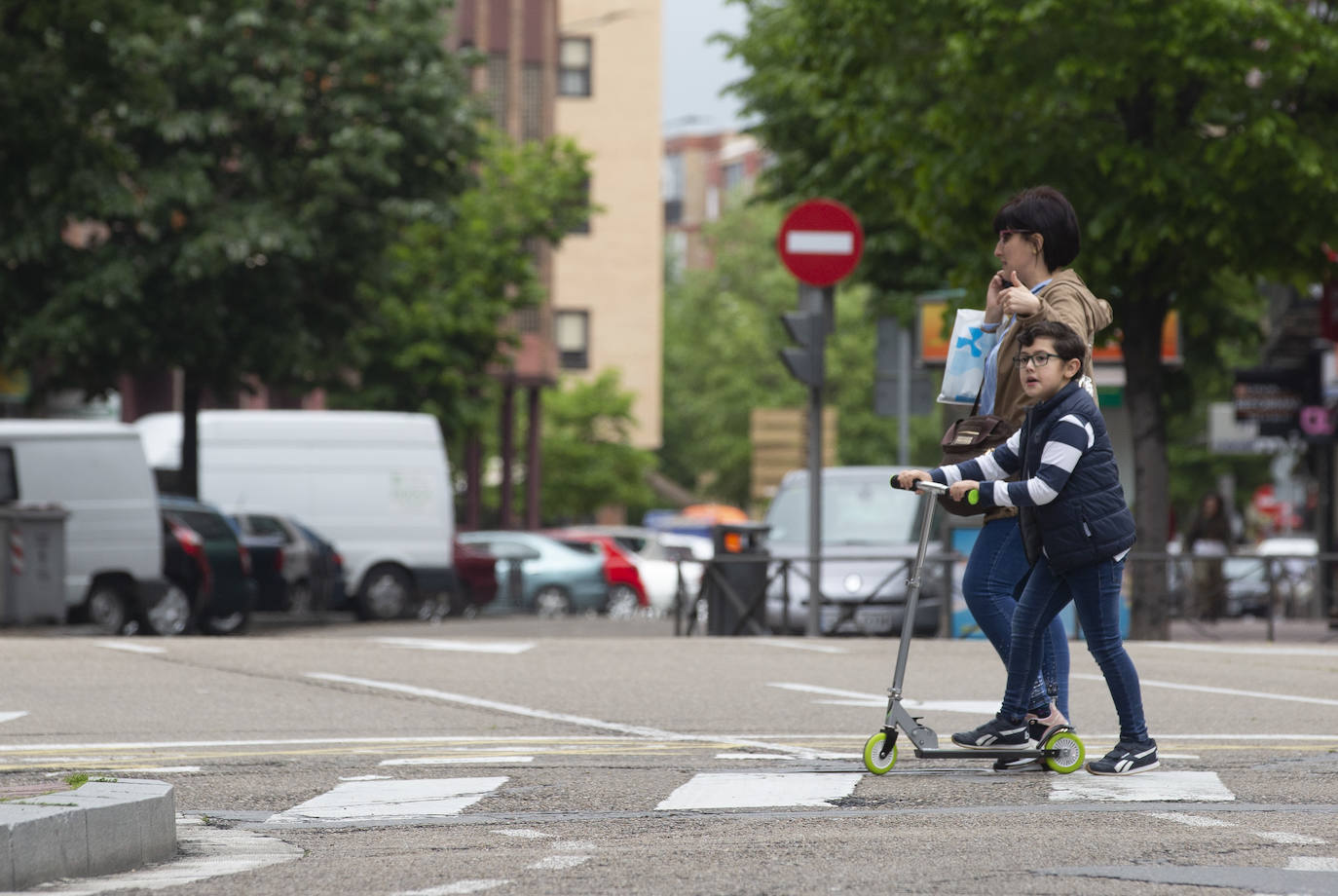 Fotos: Los niños de Valladolid salen a la calle después de mes y medio confinados