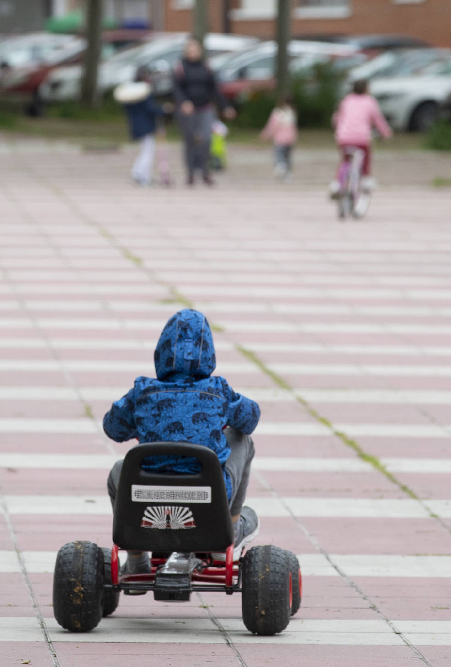 Fotos: Los niños de Valladolid salen a la calle después de mes y medio confinados