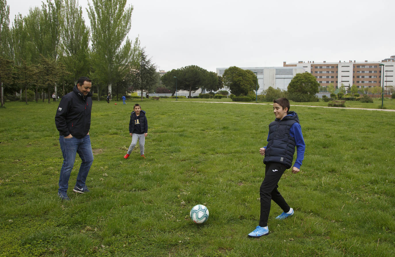 Fotos: Los niños de Valladolid salen a la calle después de mes y medio confinados