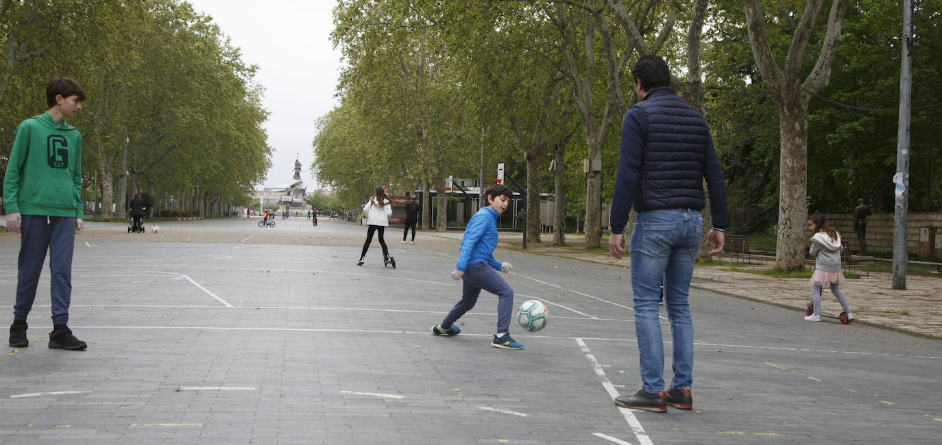 Fotos: Los niños de Valladolid salen a la calle después de mes y medio confinados