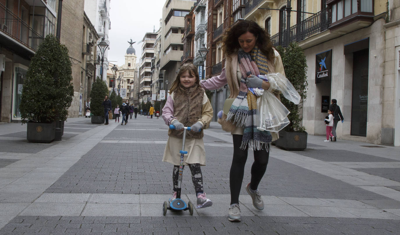 Fotos: Los niños de Valladolid salen a la calle después de mes y medio confinados