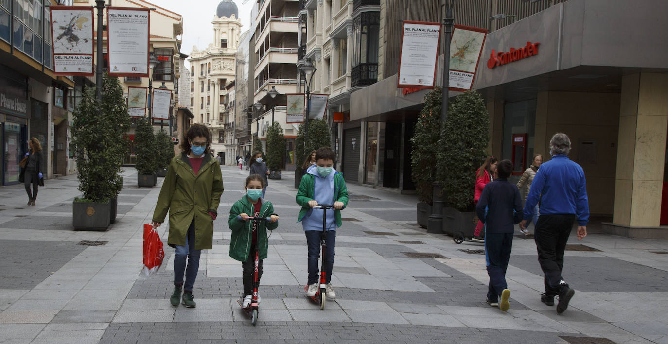 Fotos: Los niños de Valladolid salen a la calle después de mes y medio confinados