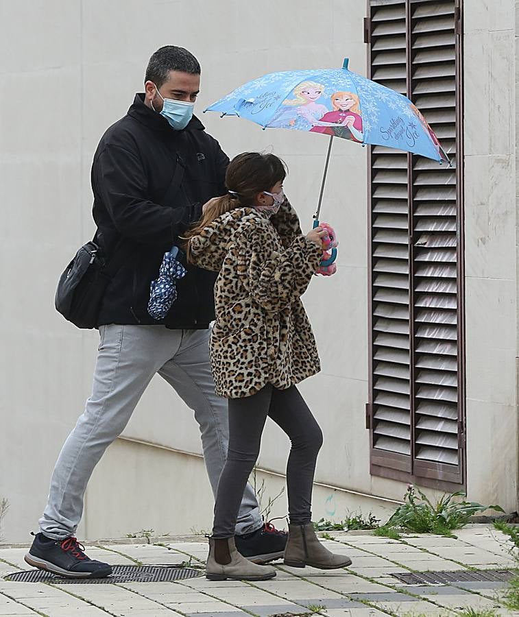 Fotos: Los niños de Valladolid salen a la calle después de mes y medio confinados