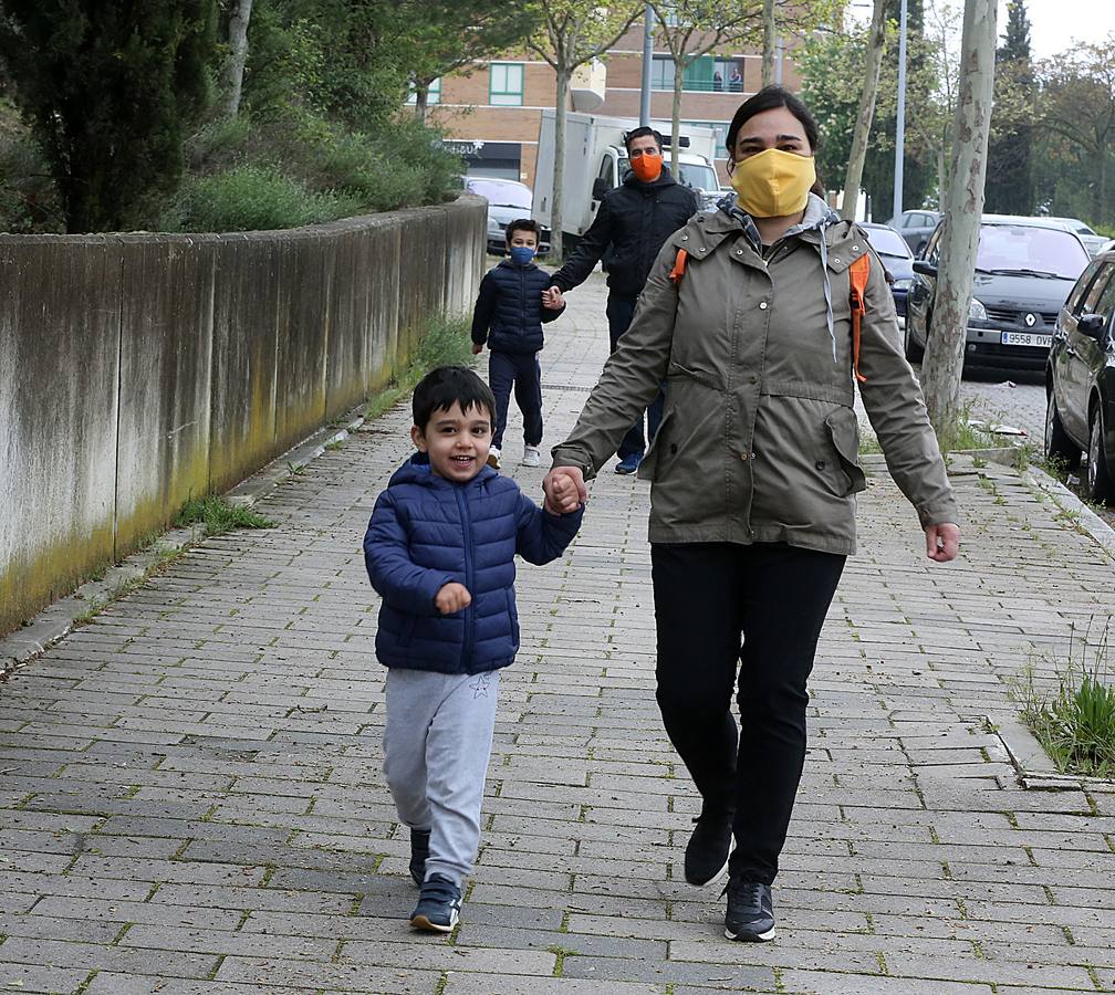 Fotos: Los niños de Valladolid salen a la calle después de mes y medio confinados