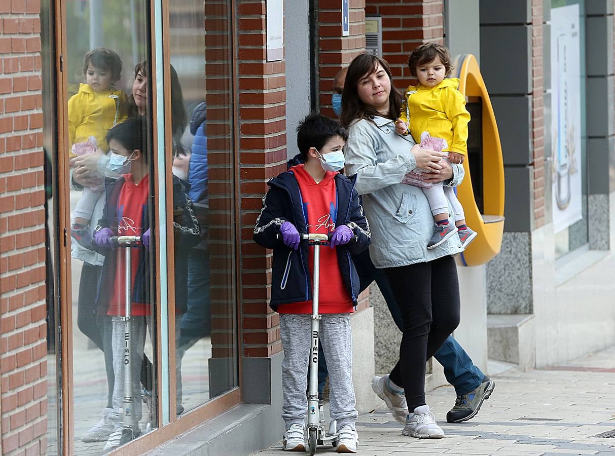 Fotos: Los niños de Valladolid salen a la calle después de mes y medio confinados