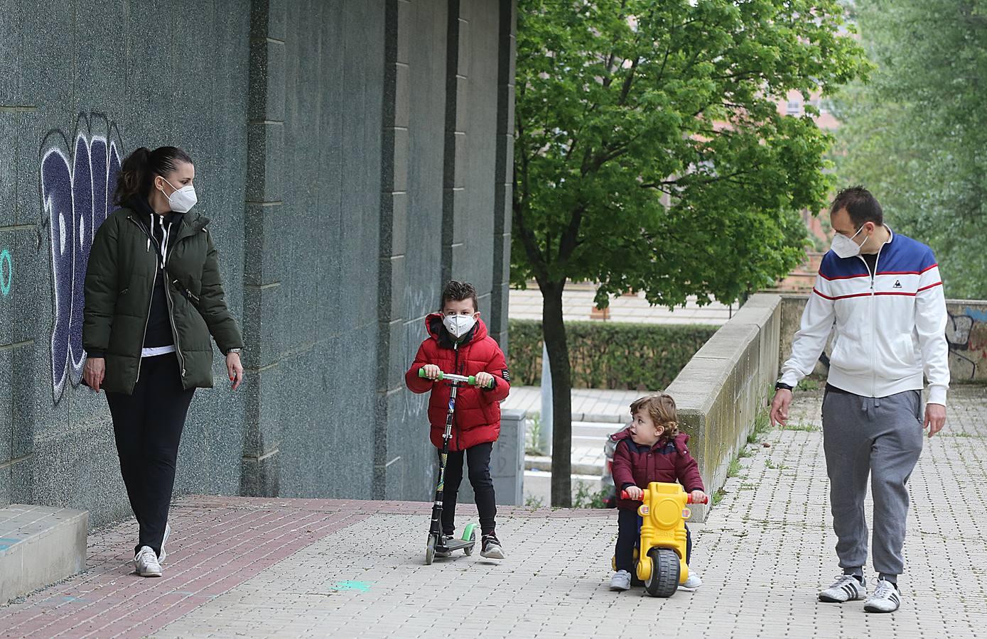 Fotos: Los niños de Valladolid salen a la calle después de mes y medio confinados