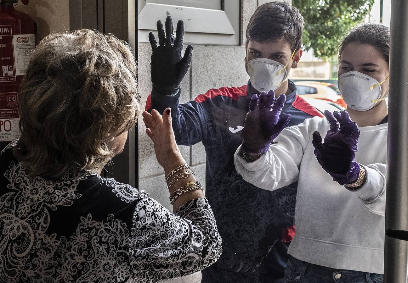 Fotos: Los niños de Valladolid salen a la calle después de mes y medio confinados