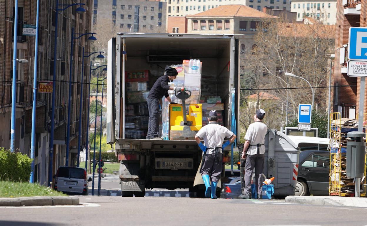 Un camión de reparto de bienes de primera necesidad en la capital salmantina.