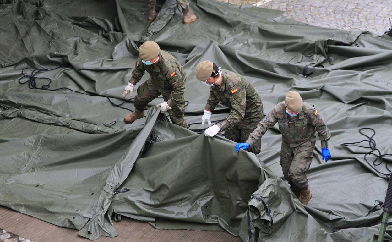 Un grupo de militares comienza el desmontaje del hospital de campaña..