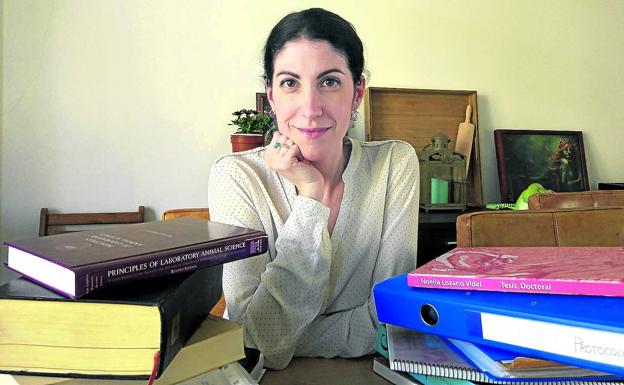 La investigadora asturleonesa Noelia Lozano, de 35 años, rodeada de libros en su casa de alquiler en Amsterdam.