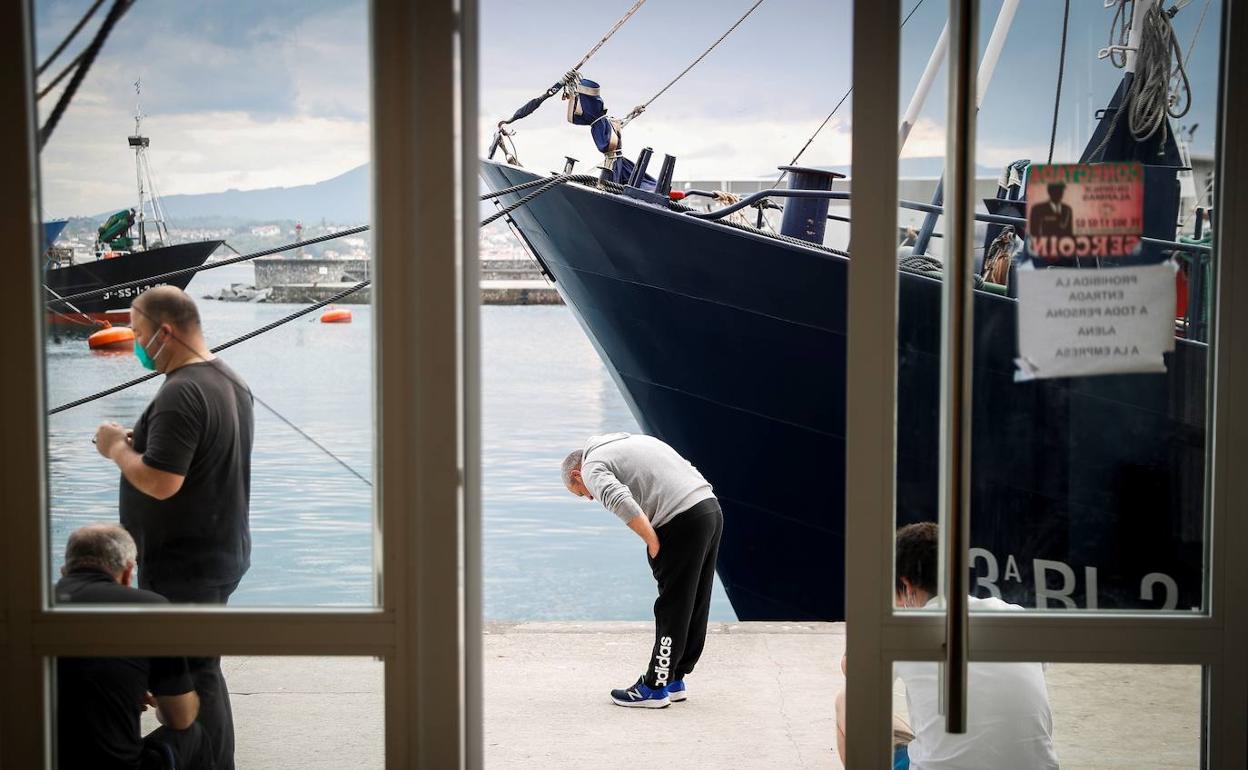 La tripulación de un barco pesquero en Hondarribia. 