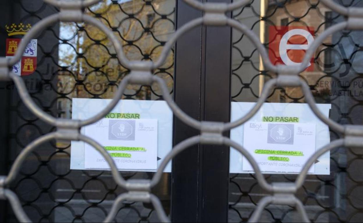 Una oficina del paro cerrada.