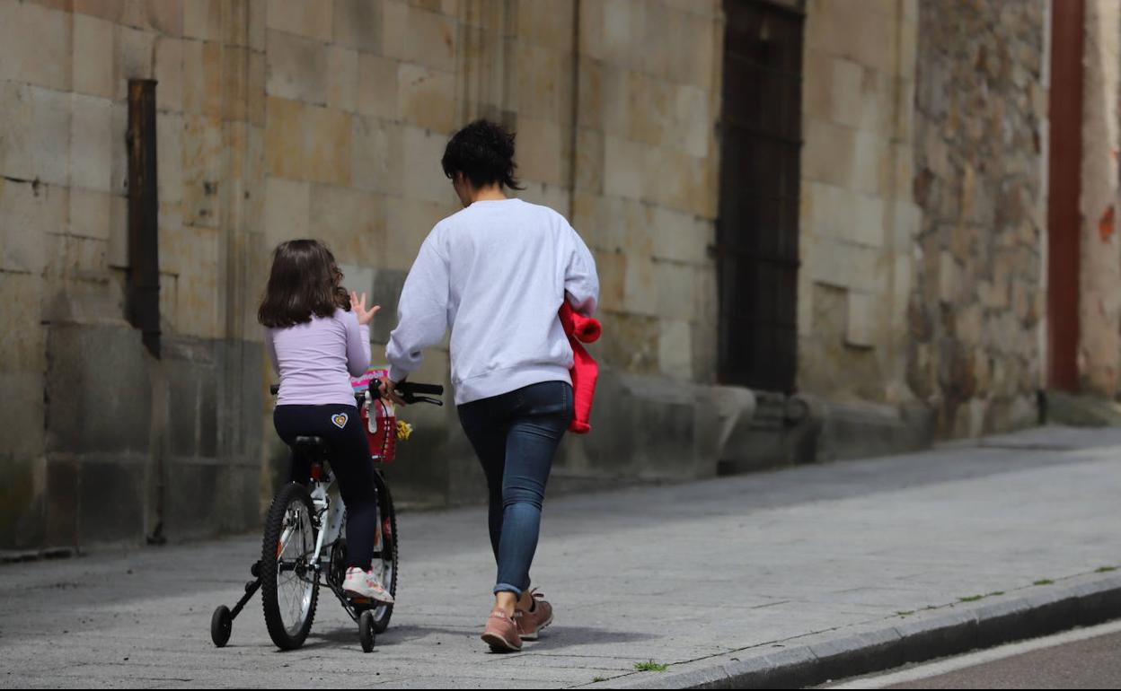 Una madre y su hija, durante la salida del pasado domingo.